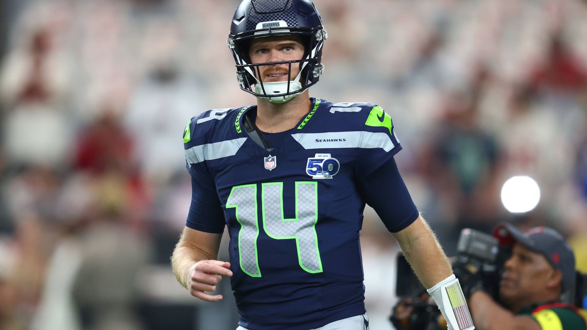NFL, American Football Herren, USA Seattle Seahawks at Arizona Cardinals Sep 25, 2025; Glendale, Arizona, USA; Seattle Seahawks quarterback Sam Darnold (14) looks on before the game against the Ari...