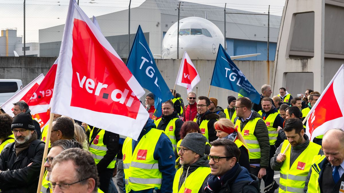 Im Tarifstreit der Lufthansa mit der Gewerkschaft Verdi um mehr Geld für das Bodenpersonal streben die Tarifparteien eine Schlichtung an. 