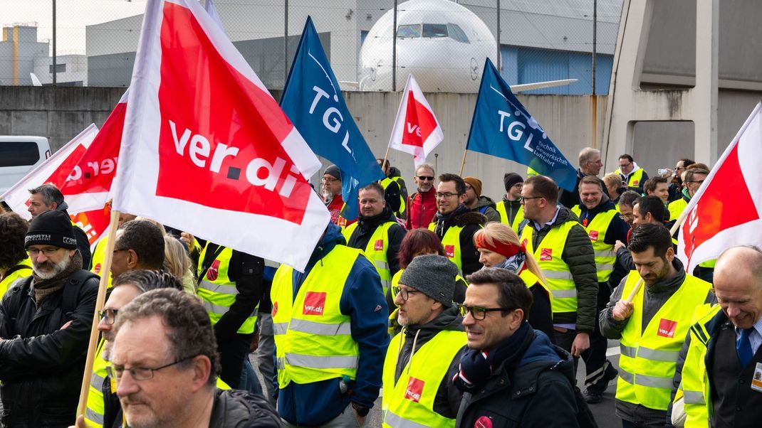 Im Tarifstreit der Lufthansa mit der Gewerkschaft Verdi um mehr Geld für das Bodenpersonal streben die Tarifparteien eine Schlichtung an. 