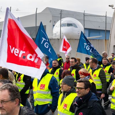 Im Tarifstreit der Lufthansa mit der Gewerkschaft Verdi um mehr Geld für das Bodenpersonal streben die Tarifparteien eine Schlichtung an. 