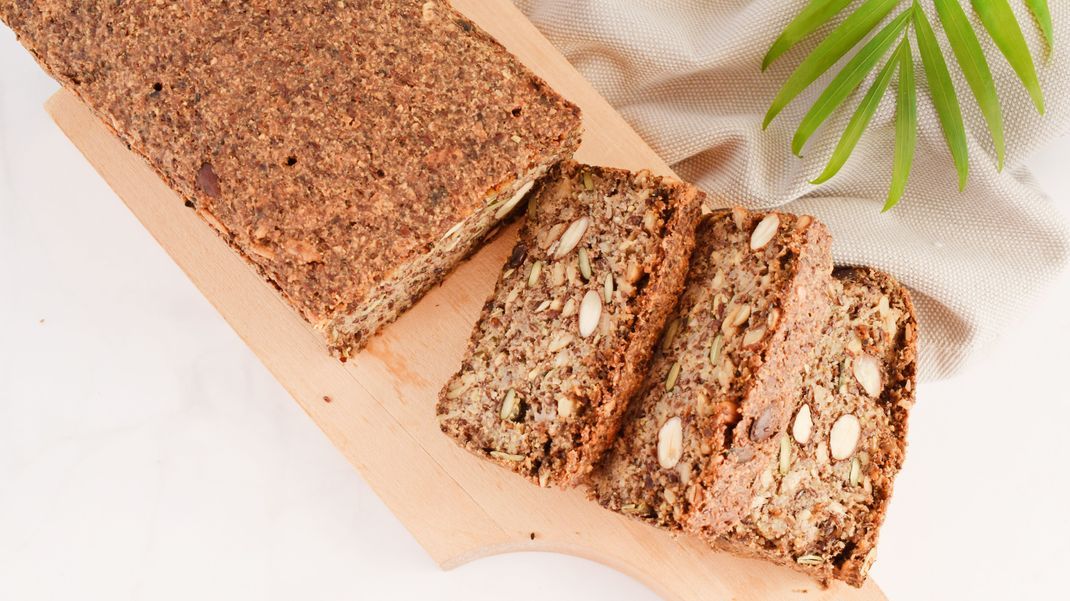 Low-Carb-Brot ohne Mehl, dafür aber mit gesunden Kernen und Nüssen..