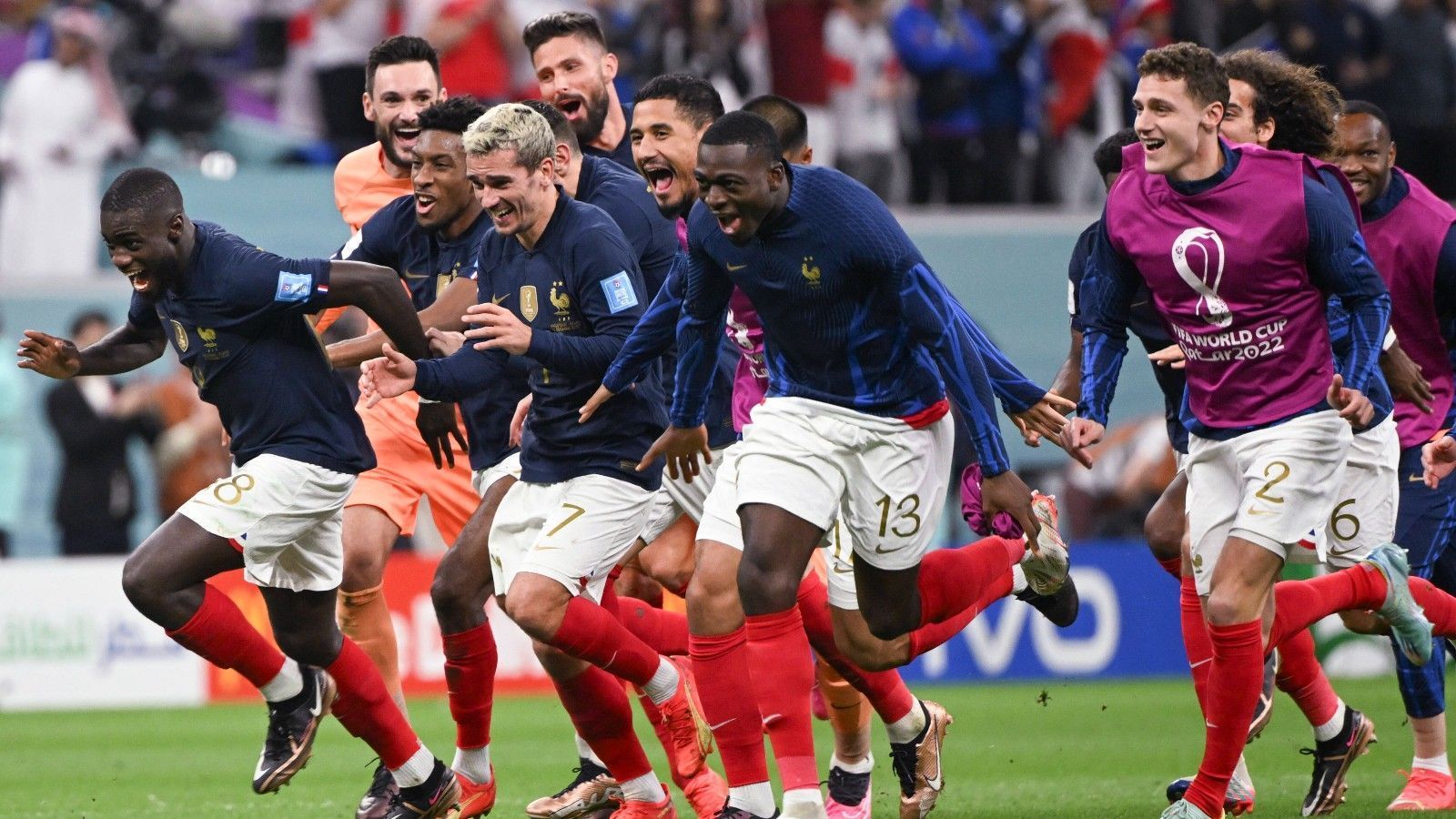 
                <strong>Frankreich</strong><br>
                Le Parisien: "Die Rückkehr der blauen Macht! (...) Die Blues litten gegen die Three Lions, schnappten sich aber dank einer rasenden Laune von Olivier Giroud endlich ihr Ticket für das Halbfinale."Le Monde: "Hugo Lloris, der Hüter des Tempels und seiner Geheimnisse. (...) Frankreich entreißt den Engländern die Qualifikation und trifft im Halbfinale auf Marokko."
              