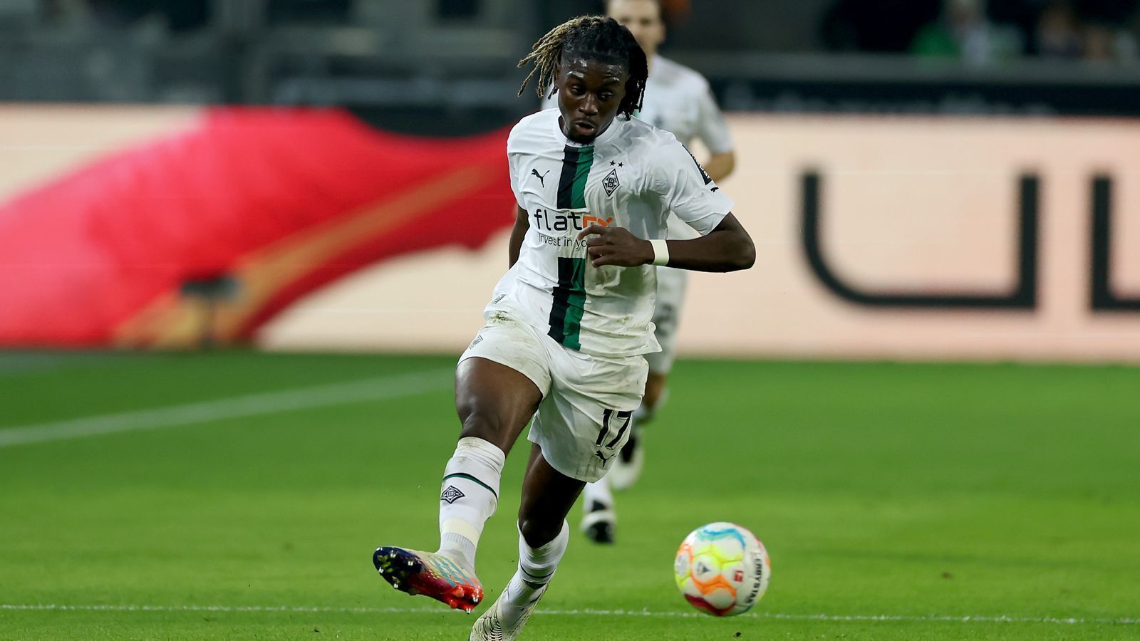 
                <strong>Kouadio Kone (Frankreich/Borussia Mönchengladbach)</strong><br>
                Neben Adli vertraut Frankreichs U21-Nationaltrainer Sylvain Ripoll auch noch auf Gladbachs Manu Kone, der nach einer persönlich starken Saison seit Wochen mit einem Wechsel zu einem europäischen Topklub in Verbindung gebracht wird. In der U21 der Grande Nation kam Mittelfeldspieler Kone bislang zu sieben Einsätzen, blieb dabei ohne Treffer. 
              