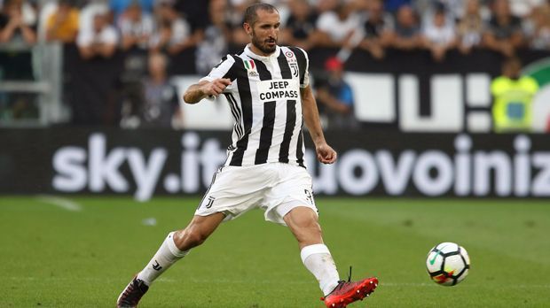 
                <strong>Giorgio Chiellini (Juventus Turin)</strong><br>
                Ein Wadenmuskelriss verhindert, dass Juventus Turins Abwehr-Ass Giorgio Chiellini seinem Job derzeit nachgehen kann. Der routinierte Italiener wird dem Vorjahres-Finalisten zum Auftakt der Gruppenphase beim FC Barcelona fehlen. Damit muss das 59. Champions-League-Spiel des 33-Jährigen noch etwas warten. 
              