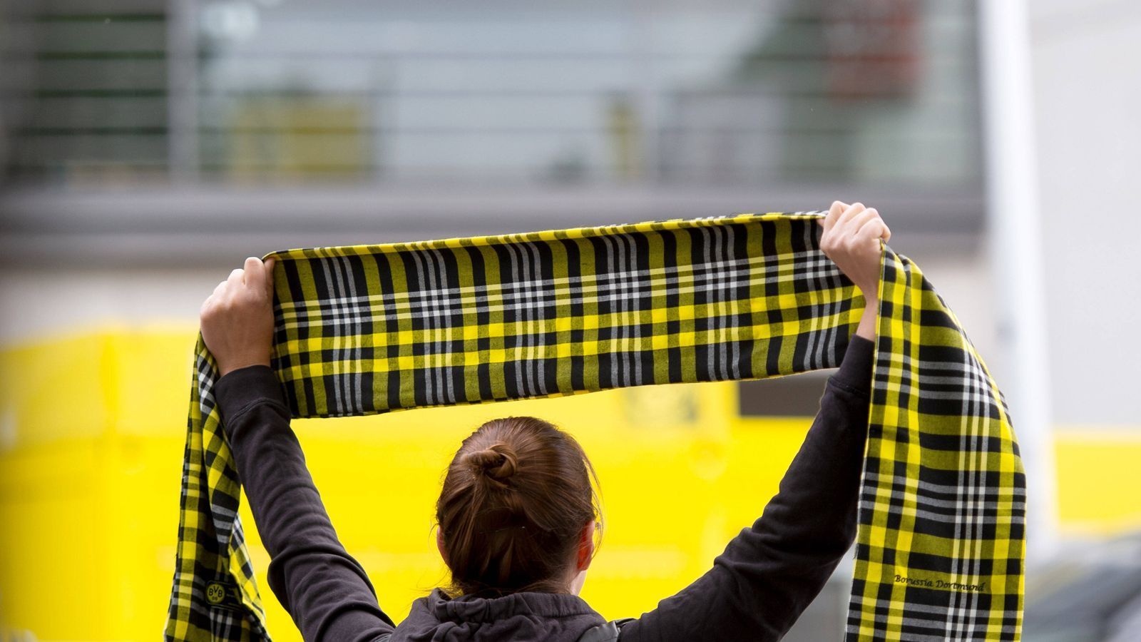 
                <strong>Verlierer: Fußball-Fans</strong><br>
                Sie haben sich vorbildlich verhalten, sie gehören trotzdem zu den Verlierern. Denn wir wussten es ja schon vorher, der Spieltag war nur nochmal die Bestätigung, dass selbst nach einer zweimonatigen Pause Fußball ohne Fans nicht richtig ist. Es fehlt die Würze, da gibt es auch keine Ausreden oder Abstufungen.
              