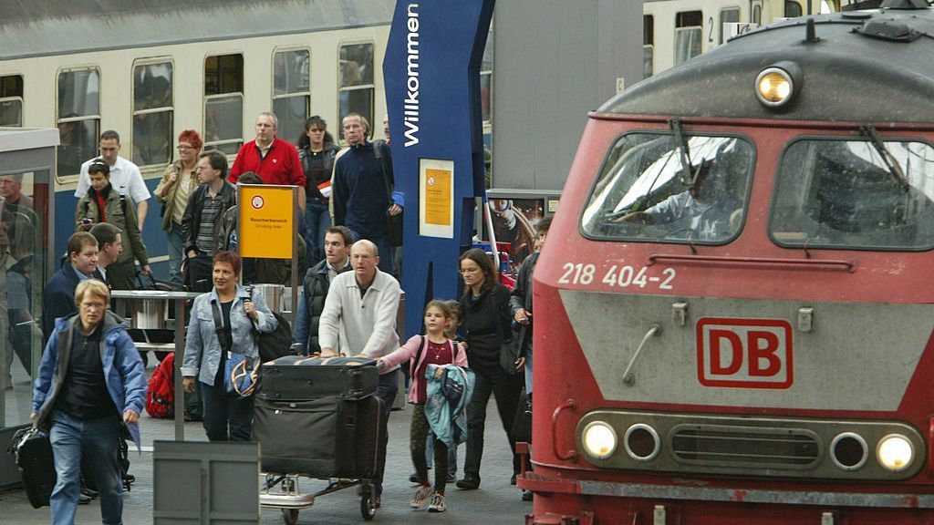 
                <strong>Die Deutsche Bahn wird gegründet</strong><br>
                Gleich zu Beginn des Jahres gab es eine Revolution im Bahnverkehr in Deutschland. Aus einer Fusion der Deutschen Reichsbahn und der Deutschen Bundesbahn entsteht die Deutsche Bahn AG. Beinahe acht Milliarden Euro Verlust gab es im Jahr 1993 für die Bundesbahn, die DB AG besteht bis heute.
              