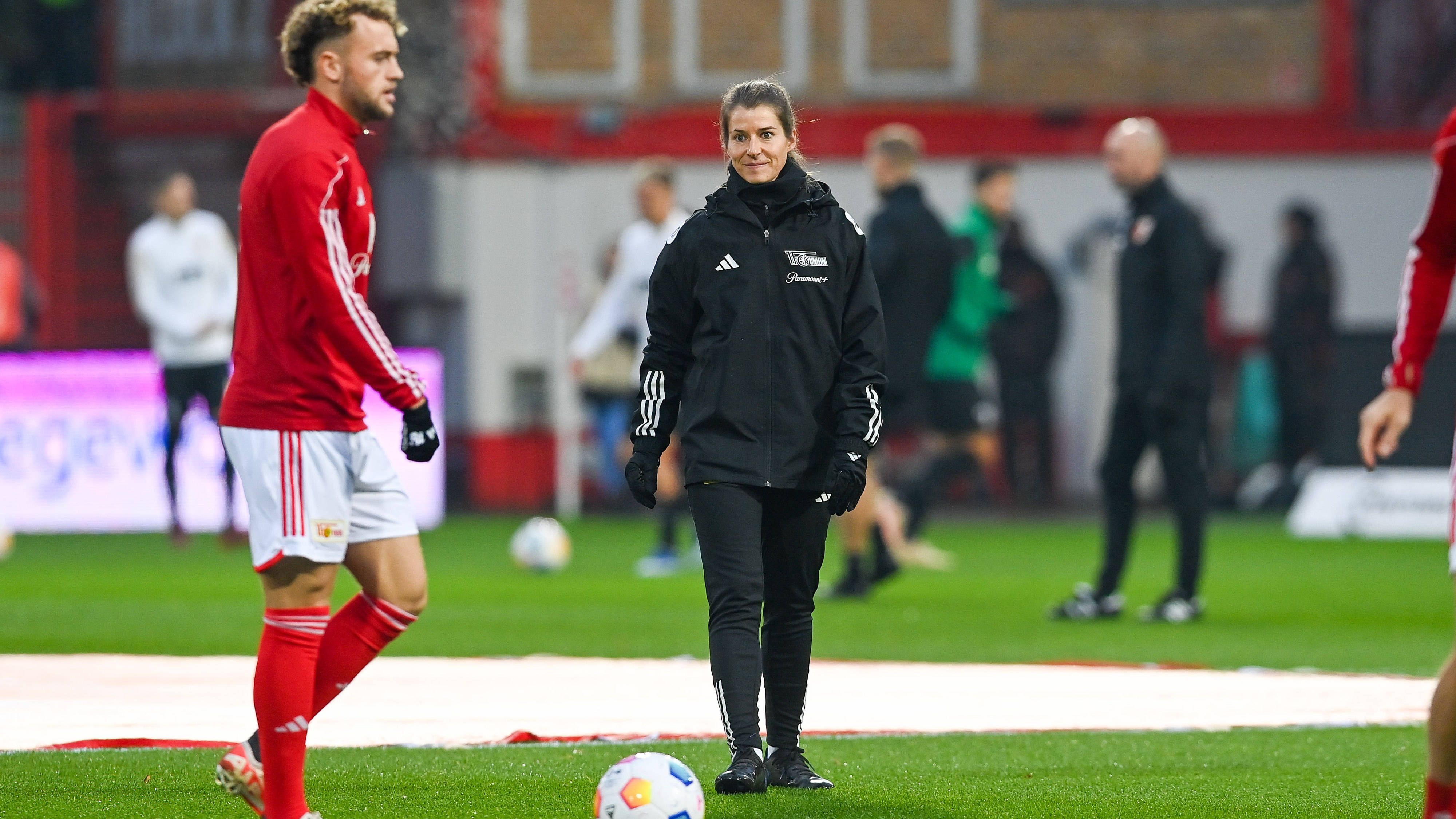 <strong>Marie-Louise Eta schreibt Bundesliga-Geschichte</strong><br>Eta mit Union-Spieler Benedict Hollerbach beim Aufwärmen.