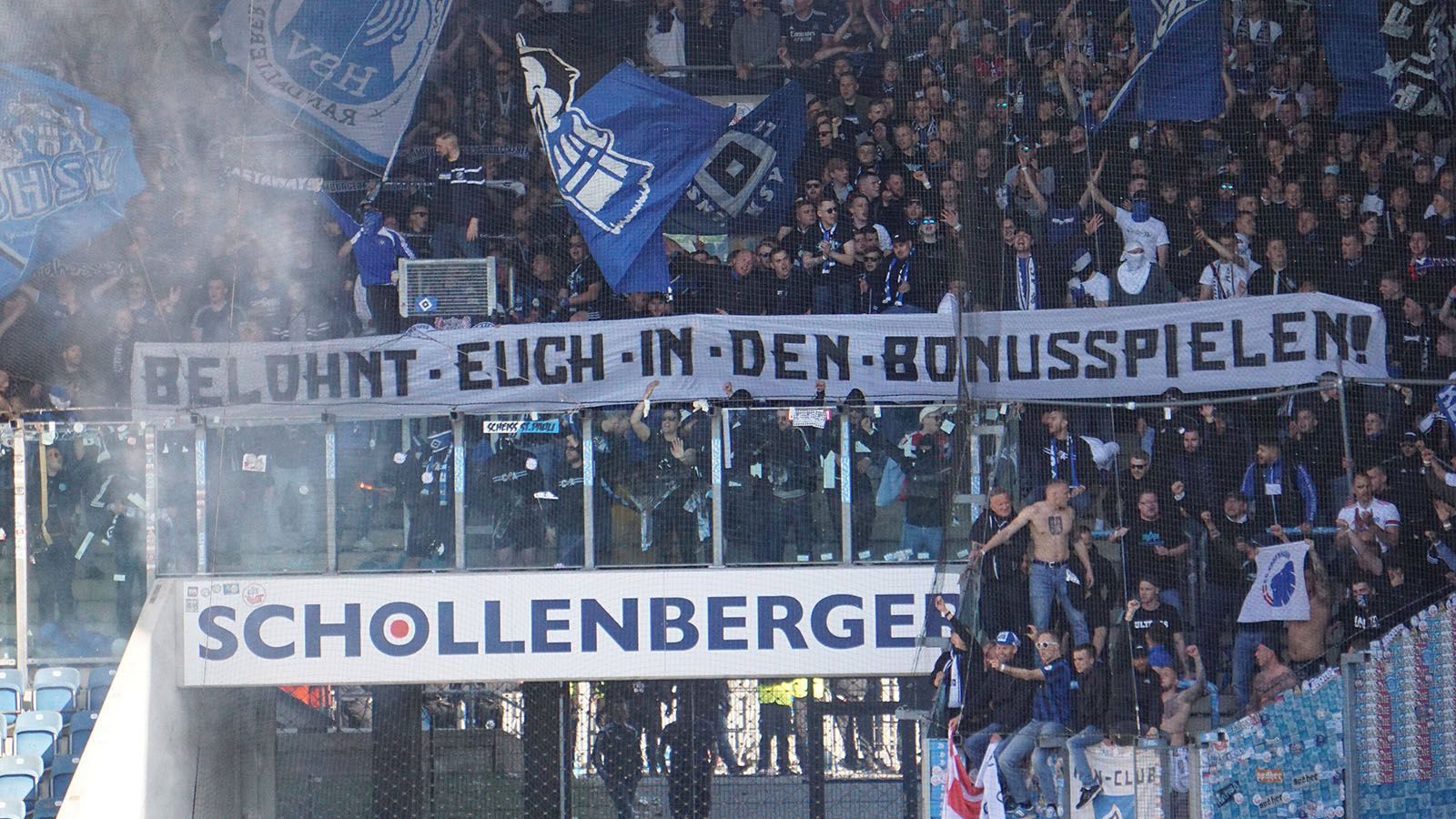 
                <strong>Hamburg kann Relegation! </strong><br>
                Zum dritten Mal nimmt der Hamburger SV an der "großen Relegation" teil. Bisher konnten die "Rothosen" beide Duelle für sich entscheiden. 2014 blieb man gegen Greuther Fürth, 2015 gegen den Karlsruher SC in der ersten Liga. In diesem Jahr nimmt der HSV zum ersten Mal als Zweitligist an der Relegation teil. In Hamburg wird man hoffen, dass "aller guten Dinge" auch wirklich drei sind.
              