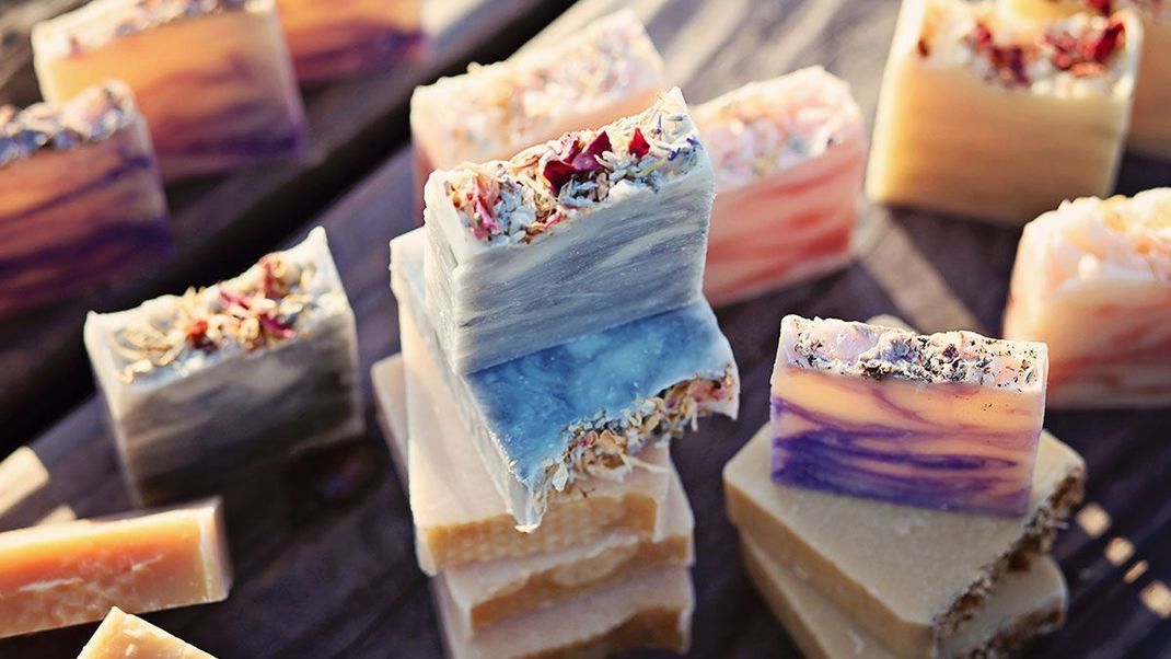 Kernseife, feste Naturseife oder flüssige Seife – welche ist euer Favorit? Die besten DIY-Rezepte zum Selbermachen findet ihr in unserem Beauty-Artikel.