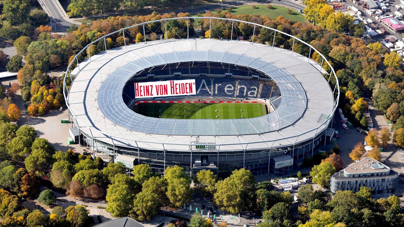 
                <strong>Heinz von Heiden Arena (Hannover 96)</strong><br>
                &#x2022; Kapazität: 49.000<br>&#x2022; Sitzplätze: 41.000<br>&#x2022; Stehplätze: 8.000<br>&#x2022; Logen: 29<br>
              