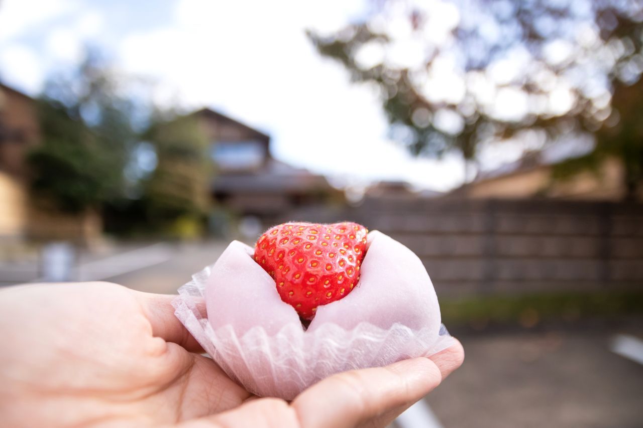 Herzallerliebst! Dieser Mochi besitzt ein Erdbeeren-Herz. Die Bällchen sind aus Klebereis und in Japan der Hit. 