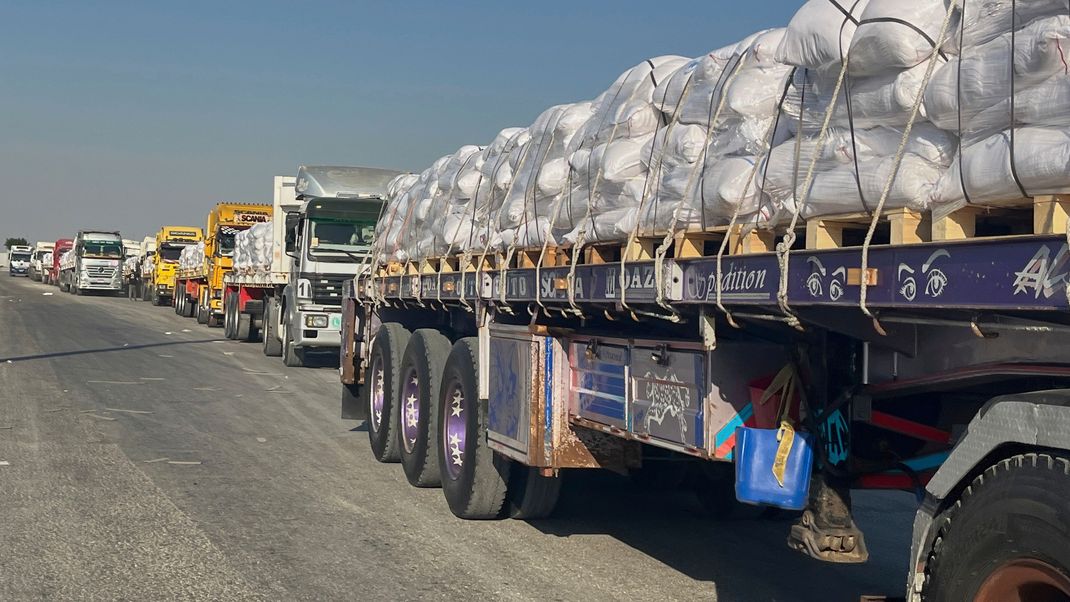Lastwagen mit humanitären Hilfsgütern stehen am Grenzübergang Rafah zwischen Ägypten und dem Gazastreifen an. 