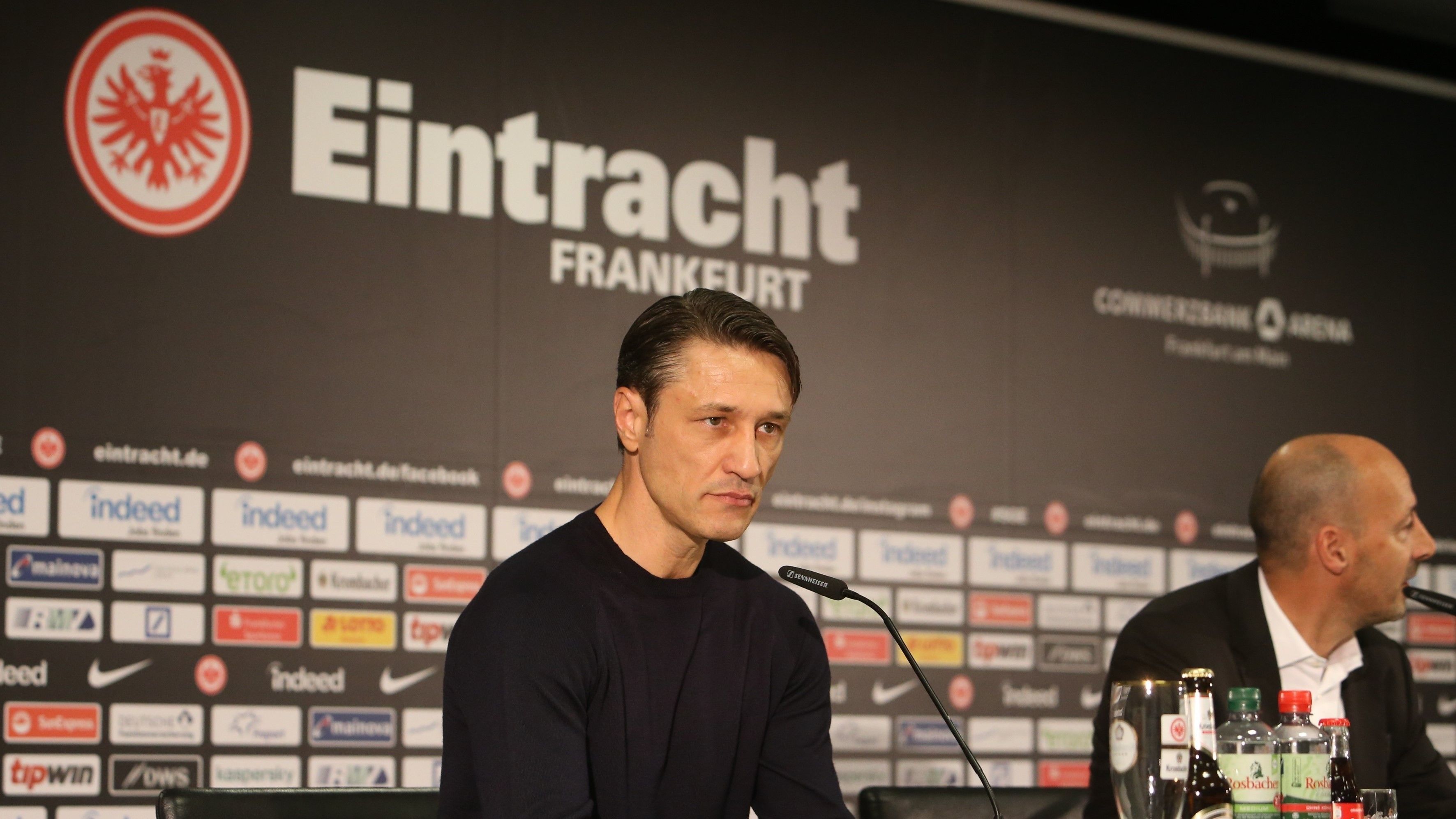 
                <strong>Niko Kovac (FC Bayern, Trennung am 3. November 2019)</strong><br>
                Niko Kovac holte in der Vorsaison noch das Double aus Meisterschaft und Pokal. Doch in der Spielzeit 2019/20 wurden die spielerischen Mängel, die sich schon im Vorjahr angedeutet hatten, immer gravierender. Nach einem 1:5 bei seinem Ex-Klub Eintracht Frankfurt musste Kovac als erster Trainer der Saison gehen. 
              