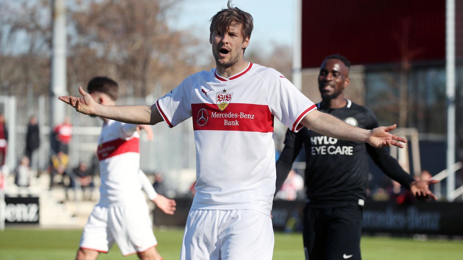 
                <strong>VfB Stuttgart (Abstieg aus der Regionalliga Südwest)</strong><br>
                Verteidiger Marc Stein kam Anfang des Jahres vom Drittligisten Energie Cottbus in die Regionalliga Südwest, um die zweite Mannschaft des VfB Stuttgart vor dem Absturz in die Oberliga zu bewahren - vergeblich! Trotz der Routine des 33-Jährigen kam die Mannschaft um Trainer Andreas Hinkel nicht aus dem Tabellenkeller raus und stieg mit 31 Punkten als Tabellen-Fünfzehnter ab. 
              