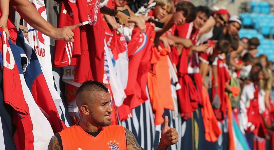 
                <strong>FC Bayern</strong><br>
                FC Bayern München: In den USA hält sich der FC Bayern noch bis zum 04. August auf. Dass sich der Rekordmeister auch auf seine Fans in Übersee verlassen kann, zeigt dieses Bild von Arturo Vidal...
              