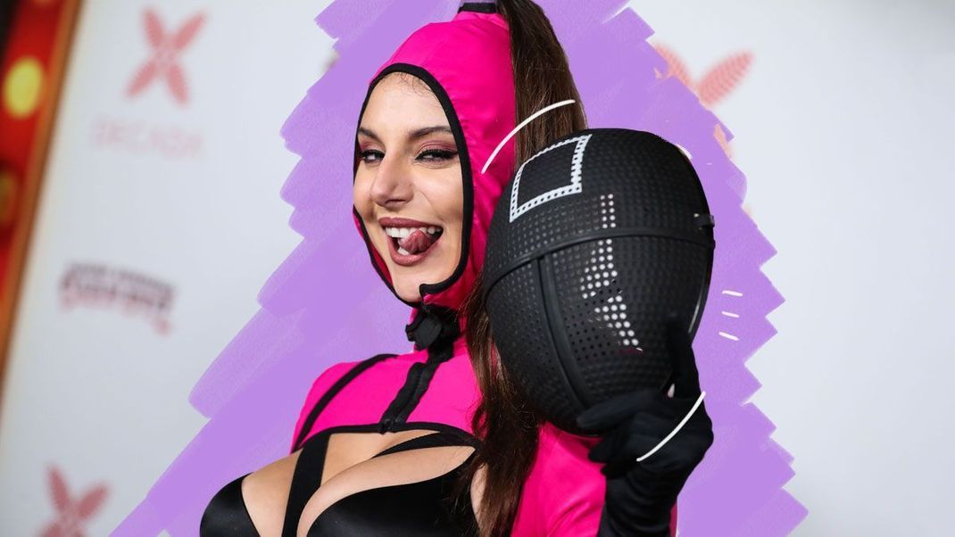 Model Carina Zavline liebt den Halloween Look und trägt die Maske aus der Kultserie "Squid Game" – wie wird euer Halloween-Style aussehen?