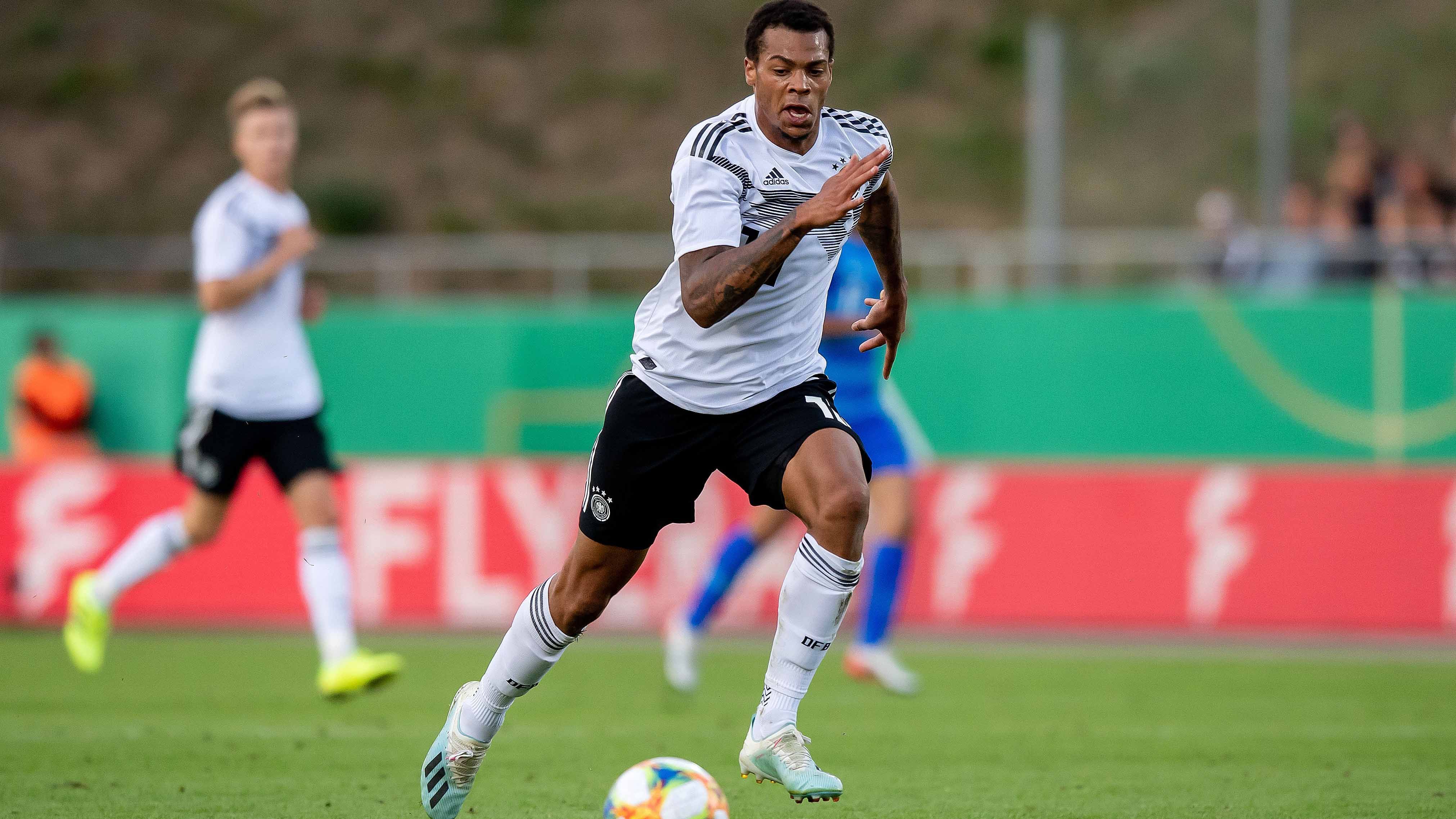 
                <strong>Lukas Nmecha (Sturm, RSC Anderlecht)</strong><br>
                Er war der Shootingstar bei der U21-Europameisterschaft im vergangenen Jahr. Lukas Nmecha, der sich erst vergangenes Jahr für die deutsche Nationalmannschaft entschied, hat bei keinem geringeren Klub als Manchester City gelernt. Der Sprung zu der ersten Mannschaft in die Premier League blieb dem gebürtigen Hamburger bislang verwehrt. Doch in der Talentschmiede des RSC Anderlecht soll sich in der kommenden Saison die Entwicklung des erst 21-Jährigen verbessern. Somit könnte die erste Mannschaft der "Citizens" vielleicht bald in Reichweite kommen.
              