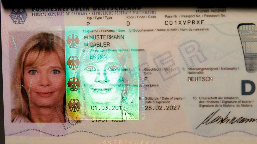 Bald könnte der Doktortitel im Personalausweis oder Reisepass vor dem Nachnamen verschwinden.