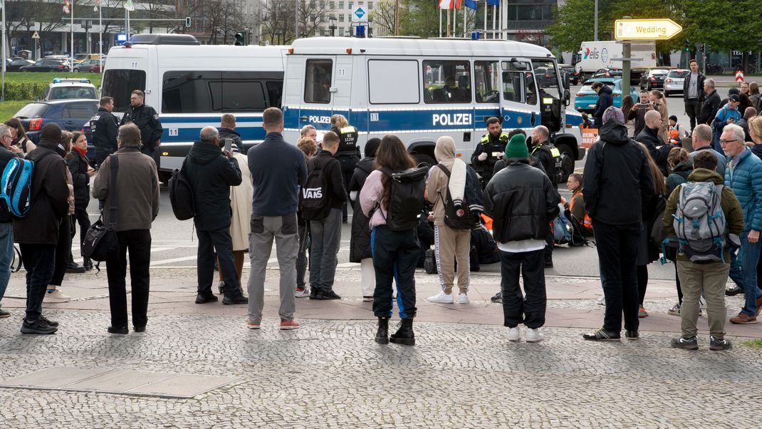 Erneut blockierten Aktivisten stadtweit zahlreiche Straßen. Bis zu 800 Unterstützer sollten an Aktionen und Blockaden teilnehmen.