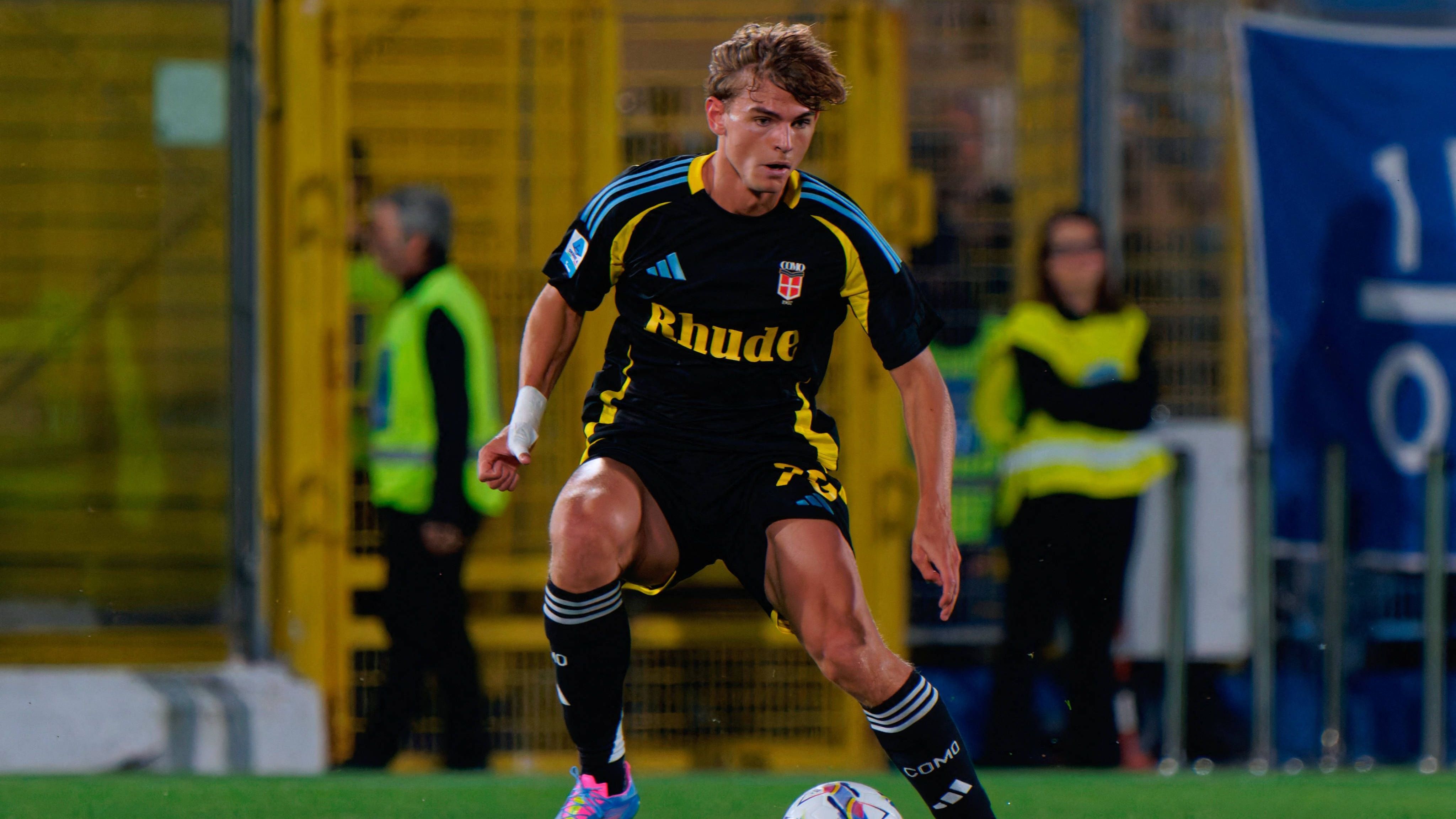 <strong>VfB Stuttgart: Nico Paz (Offensives Mittelfeld)</strong><br>Durch den Sieg im <a data-li-document-ref="540338" href="https://www.ran.de/sports/vfb-stuttgart-so-feiert-der-pokalsieger-doener-zigarren-und-jaegermeister-540338">DFB-Pokal</a> hat der VfB Stuttgart das Ticket für die Europa League gelöst. Der ein oder andere schmerzliche Abgang droht aber. Offensiv-Allrounder Enzo Millot soll eine Ausstiegsklausel um die 20 Millionen Euro besitzen. Ein Kandidat mit großem Potenzial in der Offensive wäre Nico Paz, der in der abgelaufenen Saison für den FC Como unter Trainer Cesc Fabregas für Furore gesorgt hat. Allerdings besitzt Real Madrid eine Rückkaufoption für den 20-Jährigen.