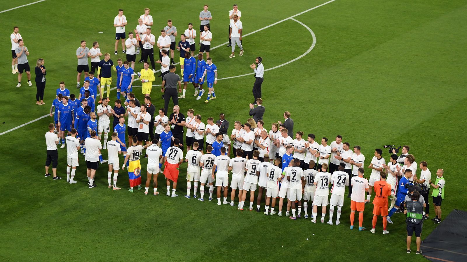 
                <strong>Trost für die Rangers</strong><br>
                Bevor die Frankfurter ihre Medaillen und den Pokal überreicht bekamen, ging es für die Rangers-Spieler zur Siegerehrung. Auf dem Weg dorthin standen die Eintracht-Akteure respektvoll Spalier. 
              