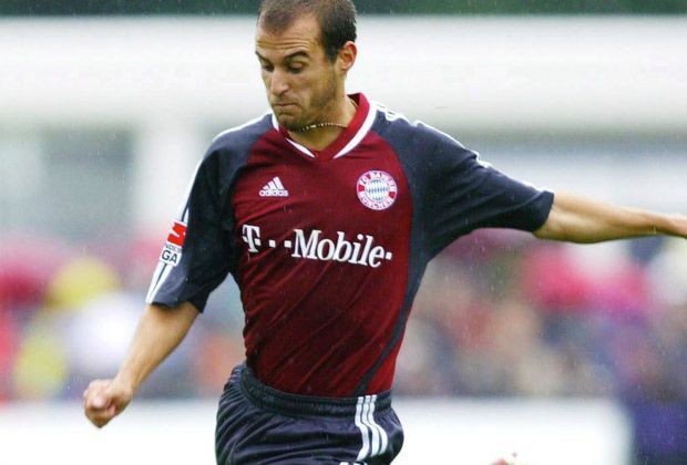 
                <strong>Mittelfeld: Mehmet Scholl</strong><br>
                Und der nächste Bayern-Star kommt gleich mit dazu: Der gebürtige Karlsruher machte mehr als 300 Spiele für den FC Bayern München und gewann unter anderem die Champions League, den Weltpokal und acht Mal die Deutsche Meisterschaft.
              