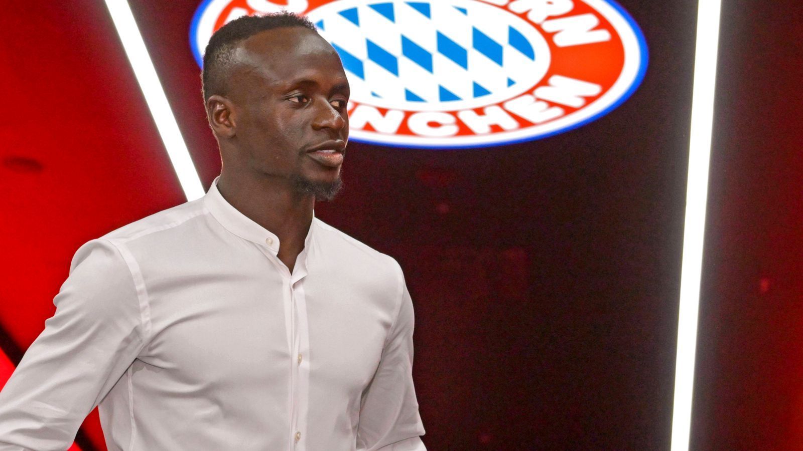 
                <strong>Platz 9 - Sadio Mane</strong><br>
                &#x2022; <strong>Wechsel zu:</strong> FC Bayern München<br>&#x2022; <strong>Vorheriger Verein: </strong>FC Liverpool<br>&#x2022; <strong>Alter zum Zeitpunkt des Wechsels: </strong>30 Jahre (Juli 2022)<br>&#x2022; <strong>Ablösesumme: </strong>32 Millionen Euro<br>
              