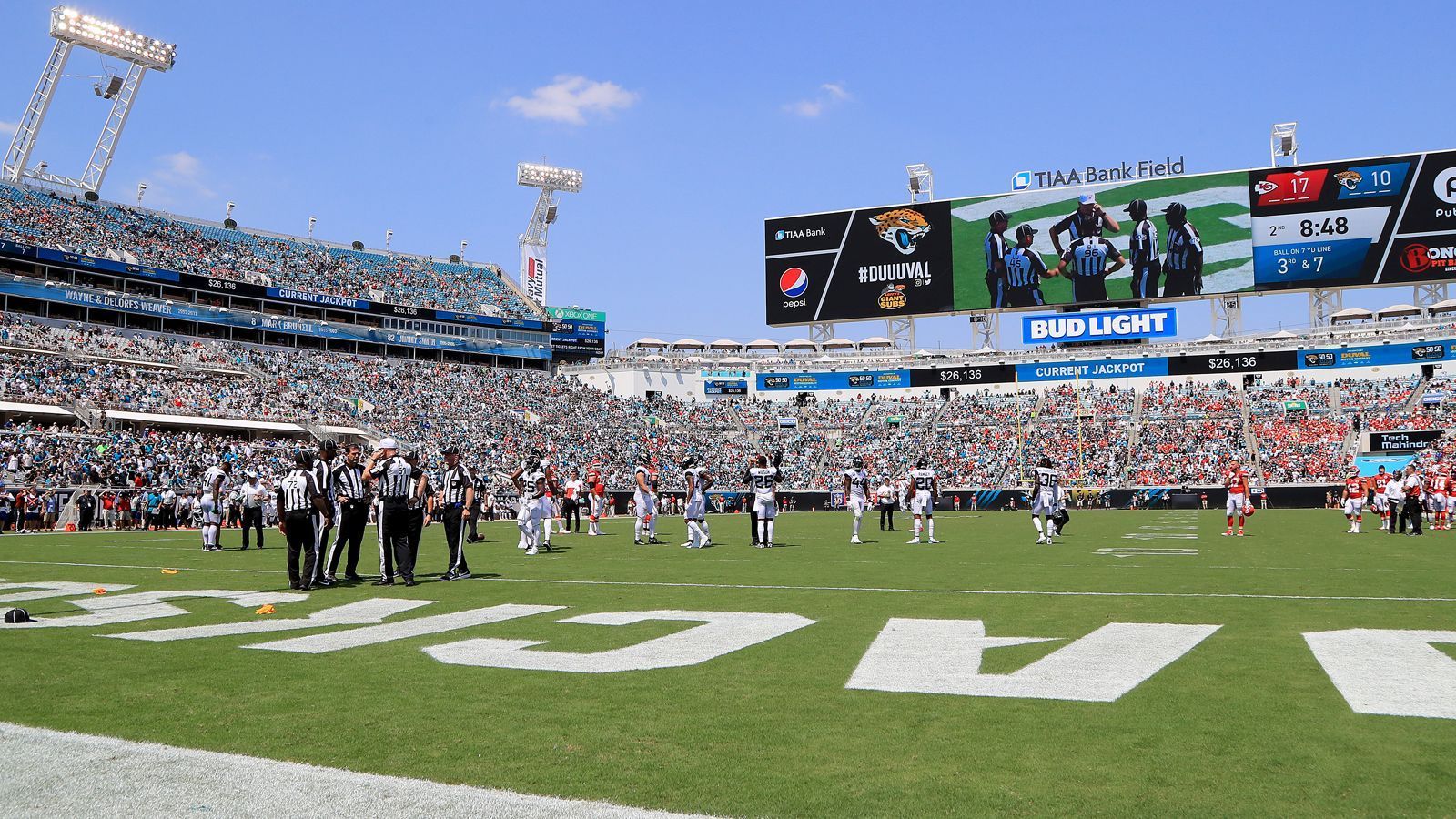 
                <strong>"The World's largest Outdoor Cocktail Party"</strong><br>
                Die jährliche Rivalität zwischen den Georgia Bulldogs und den Florida Gators wird in seiner Geschichte (fast) ausschließlich auf einem neutralen Spielfeld im Everbank-Field in Jacksonville, der Heimat der Jaguars statt. Weil dieses Spiel für massenhaftes Tailgating und Aufruhr in der Umgebung sorgte, wurde das Spiel 1950 von der "The Florida-Times Union" zur "größten Cocktailparty der Welt" getauft, auch wenn die Bezeichnung heute nicht mehr offiziell genutzt wird
              