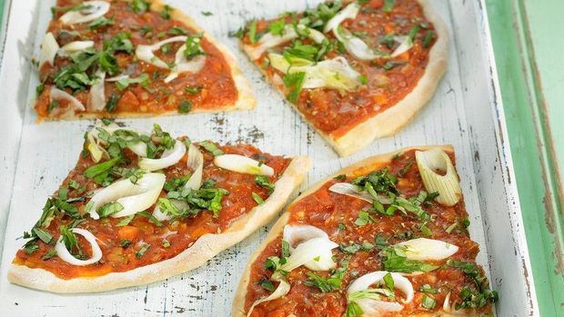 Enie backt: Rezept-Bild Pizza mit Lorbeer und Frühlingszwiebeln 