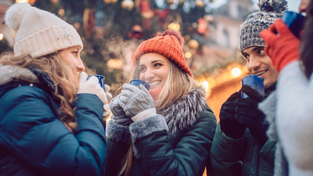 Weihnachtsmärkte sind der ideale Treffpunkt für dich und deine Freund:innen im Winter.