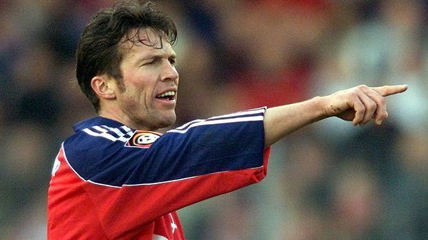 <strong>Lothar Matthäus (Libero)</strong><br>
                Nach einem Kreuzbandriss 1992 zog sich Matthäus zunächst bei der Nationalmannschaft auf den Libero-Posten zurück, später dann auch beim FC Bayern. Matthäus interpretierte die Rolle des Abwehrchefs offensiv und feierte auch als Libero große Erfolge.
