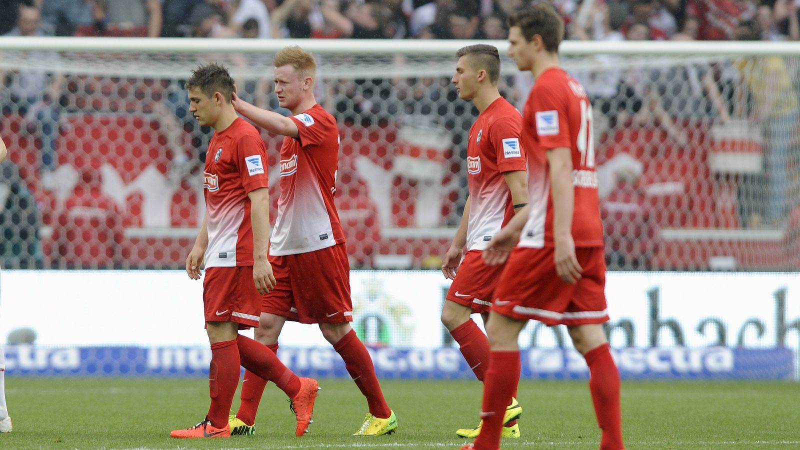 
                <strong>Die Gefahr einer Europapokal-Teilnahme</strong><br>
                Der Sport-Club selbst musste bereits feststellen, wie schwer eine Saison mit Zusatzbelastung sein kann. In der Saison 2012/13 qualifizierte sich Freiburg auf Platz fünf für die Gruppenphase der Europa League. In der Saison danach rettete man sich auf Platz 14 noch, in der Folgesaison stieg man auf Platz 17 liegend ab. Ist die Conference League wirklich reizvoll genug, sich dafür in dieses Risiko zu bringen? 
              