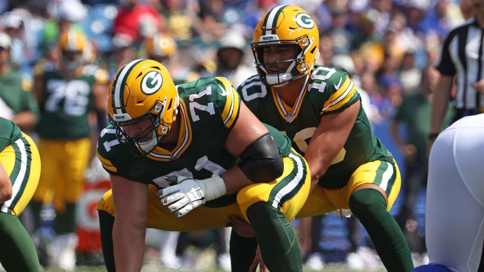 
                <strong>Josh Myers (Center)</strong><br>
                Auf der anderen Seite des Balles darf sich vor allem Aaron Rodgers über die Comebacks wichtiger Schlüsselspieler der Offensive Line freuen. Den Anfang macht Josh Myers. Der Center hat zwar schon am letzten Regular-Season-Spieltag gegen die Detroit Lions 32 Snaps spielen können, wird aber dank der Bye Week zu deutlich mehr Einsatzzeit gegen die 49ers kommen. Zuvor verpasste er die Hälfte seiner Rookie-Saison wegen einer Verletzung am Knie. 
              