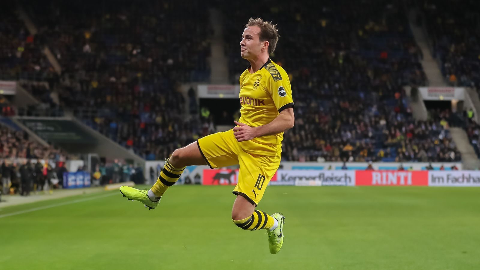 
                <strong>Platz 4: Mario Götze (Borussia Dortmund)</strong><br>
                Follower: 8.542.706Durchschnittliche Likes pro Post: 98.000Möglicher Verdienst pro Post: 43.386 Euro
              