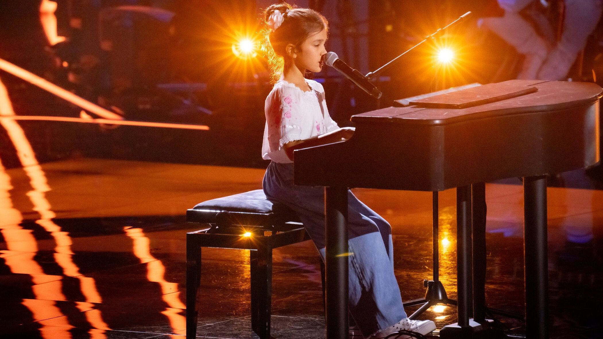 Die 10-Jähirge Alissia singt auf der Bühne bei "The Voice Kids" und spielt dabei Klavier 