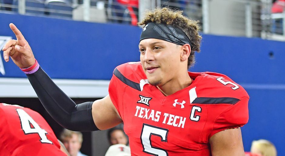 
                <strong>Pick 13 – Arizona Cardinals: Patrick Mahomes II (Quarterback, Texas Tech)</strong><br>
                Die Cardinals sind auf der Suche nach dem Quarterback für die Zukunft. Carson Palmer hat im vergangenen Jahr geschwächelt und das Team aus dem heißen Arizona die Erwartungen spektakulär verfehlt. Von dem 37-jährigen Starter Palmer könnte nun Patrick Mahomes II etwas lernen. Wie der mobile Quarterback der Texas Tech mit seinen Beinen das Play verlängert und den Pass doch noch ins Ziel bringt, erinnert so manchen Scout an Aaron Rodgers oder Russell Wilson. Die kleineren Disziplin-Probleme, über die sie aber ebenfalls berichten, sollte Bruce Arians in den Griff bekommen.
              