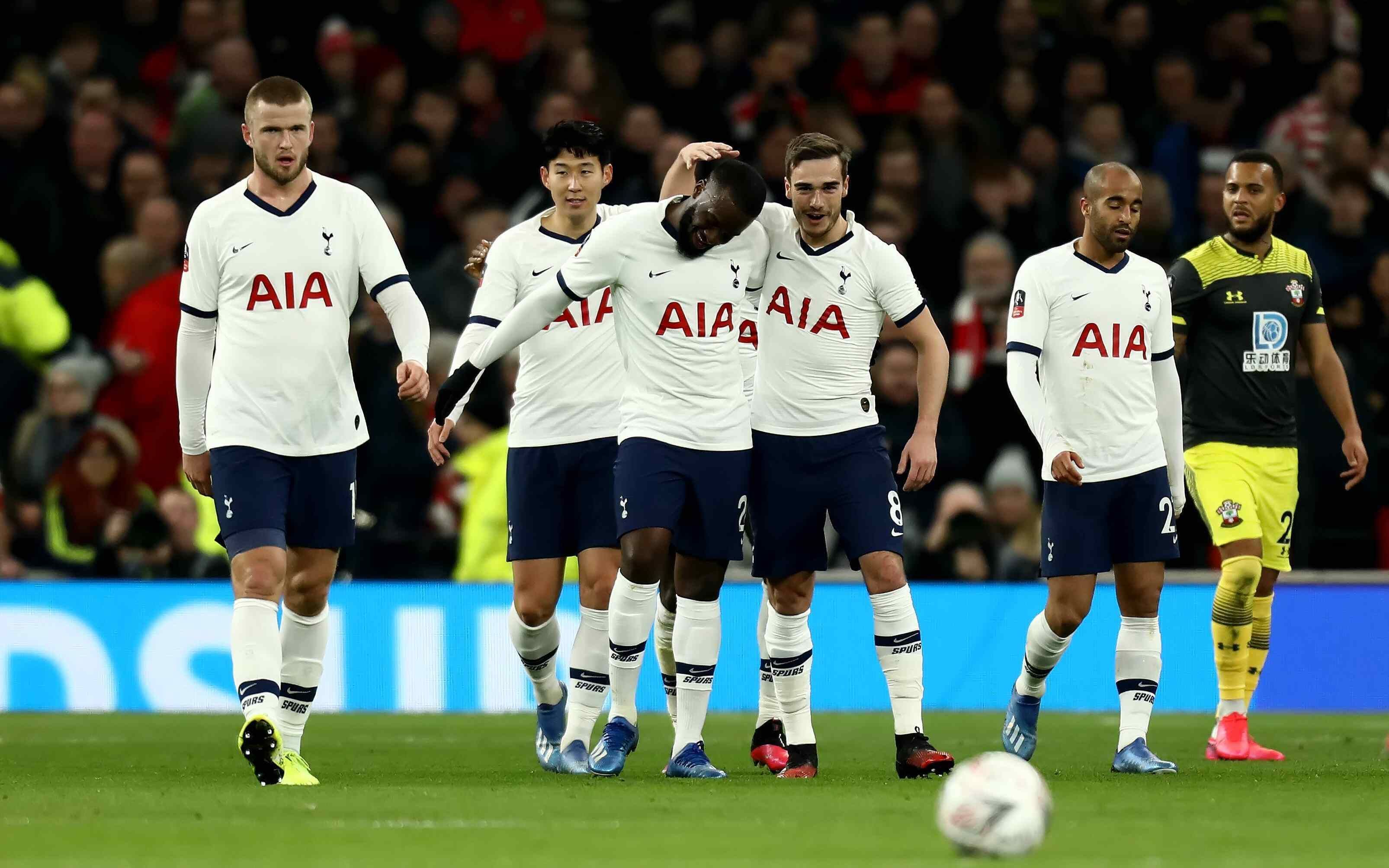 
                <strong>Platz 12: Tottenham Hotspur</strong><br>
                Transferausgaben seit 2000: 1,25 Milliarden Euro
              