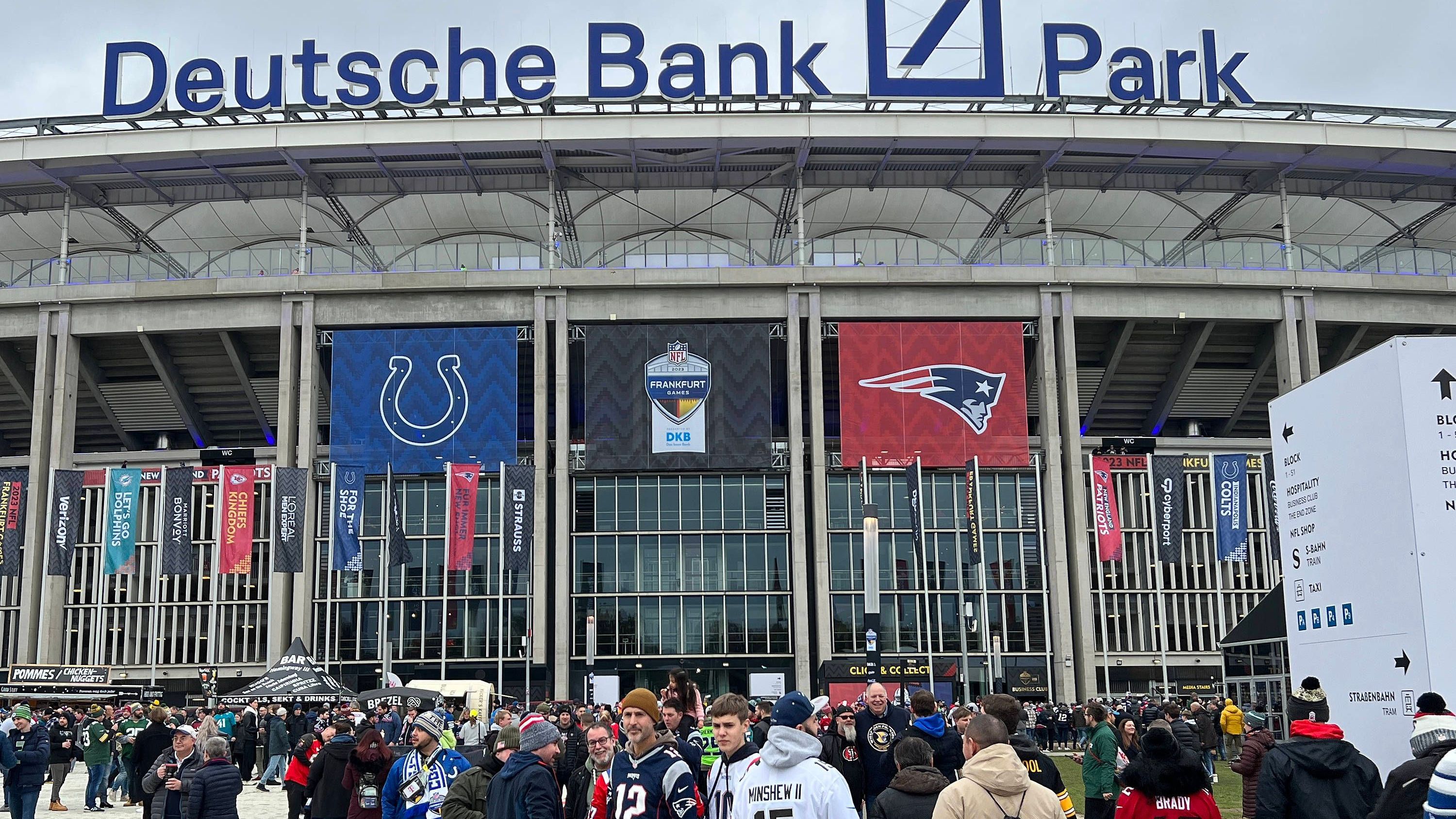 <strong>Einlass in Frankfurt</strong><br>Einlass in Frankfurt war bereits eine Stunde früher als in München, um 12 Uhr. Und: Es gab nicht nur einen Haupteingang, sondern dazu noch mehrere kleine. Die Fans mussten nicht so lange warten, der Stressfaktor wurde gehörig reduziert. <strong>Fazit: Verbesserung!</strong>