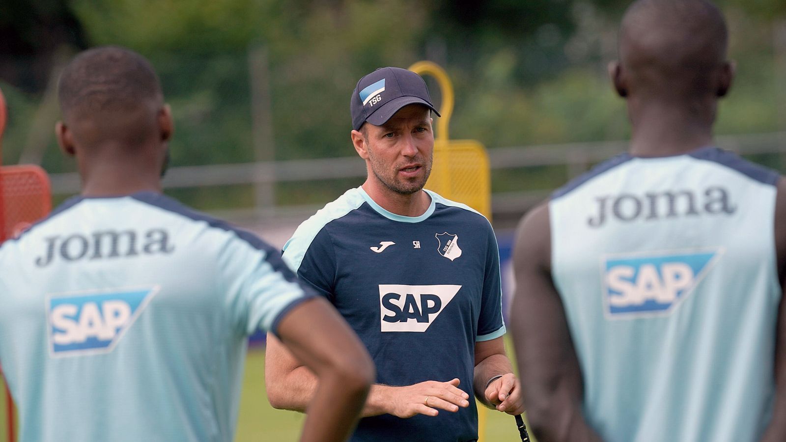 
                <strong>Sebastian Hoeneß (1899 Hoffenheim)</strong><br>
                Mit Sebastian Hoeneß hat sich 1899 Hoffenheim ein deutsches Trainertalent geschnappt. Der Sohn von Bayern-Ikone Dieter Hoeneß führte die Münchner Zweitvertretung in der zurückliegenden Drittliga-Saison als Aufsteiger direkt zum Meistertitel und hat sich damit ins Blickfeld einiger Bundesliga-Klubs gecoacht. "Wir stehen schon seit längerer Zeit in Kontakt mit Sebastian Hoeneß, da uns seine Arbeit imponiert und seine Auffassung von Fußball hervorragend zur Philosophie und Strategie der TSG passt", sagte TSG-Manager Alexander Rosen zur Hoeneß-Verpflichtung. Der 38-jährige Hoeneß unterschrieb einen Dreijahresvertrag und bringt seinen vorherigen Bayern-II-Assistenten David Krecidlo mit zur TSG. Seinen Pflichtspiel-Einstand feiert Hoeneß am 12. September in der 1. Runde des DFB-Pokals beim Chemnitzer FC.  
              