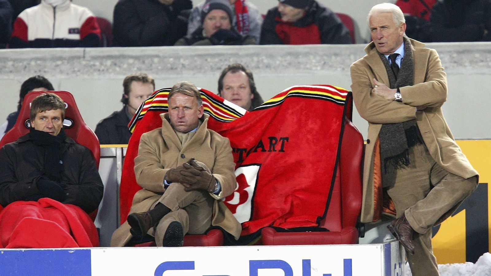 
                <strong>Giovanni Trapattoni (VfB Stuttgart)</strong><br>
                Im Jahr vor der WM 2006 in Deutschland nutzte der VfB Stuttgart die Popularität der Bundesliga, um einen ganz großen Trainer an den Neckar zu lotsen. Mit Giovanni Trapattoni verpflichteten die Schwaben den früheren Bayern-Trainer und stellten ihm auch noch Weltmeister Andreas Brehme als Assistent zur Seite. Doch wie schon in München, so lief es für "Trap" auch in Stuttgart nicht so wirklich rund. Schuld daran war nicht zuletzt die Sprachbarriere zwischen dem Italiener, seinen Spielern und dem Umfeld des VfB. Obwohl der damalige Präsident Erwin Staudt stets ein Kommunikationsproblem zwischen Spielern und Trainern dementierte, packte Trapattoni nach rund sieben Monaten seine Koffer packen. Wegen zu intensiv betriebener Rotation geriet der Italiener in der Kritik, dennoch kam der Zeitpunkt für die Trennung doch überraschend, schließlich stand der VfB auf Platz 7 und damit in Reichweite der Europa-Pokal-Plätze. Unter Trapattoni-Nachfolger Armin Veh wurden die Stuttgarter 2007 sogar deutscher Meister.
              