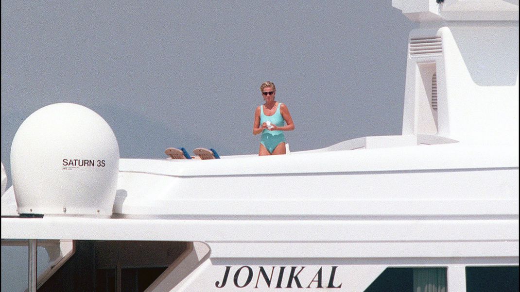 Auf einer Yacht vor Saint-Tropez 1997: Lady Diana im türkis-blauen Badeanzug.