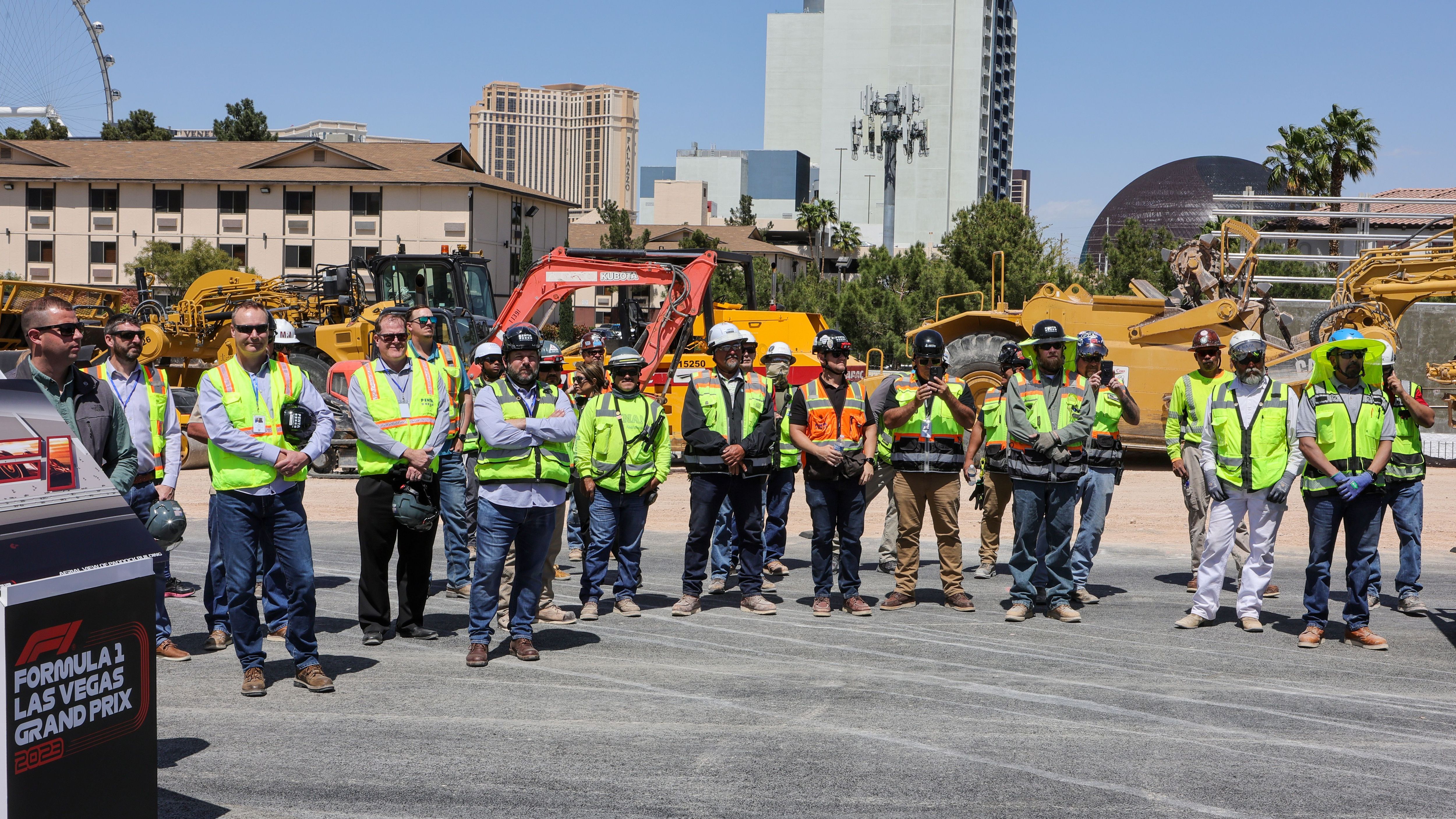 <strong>Während des Rennens: Las-Vegas-Verkehr kommt zum Erliegen</strong><br>Für das F1-Rennen kommt der Verkehr am Wochenende vorübergehend zum Erliegen. Ein Problem, vor allem für die unzähligen Angestellten im Dienstleistungssektor, die dennoch zur Arbeit müssen. Errichtet werden dafür kostspiele Behelfsbrücken, damit die Menschen in den abgesperrten Sektor kommen können.