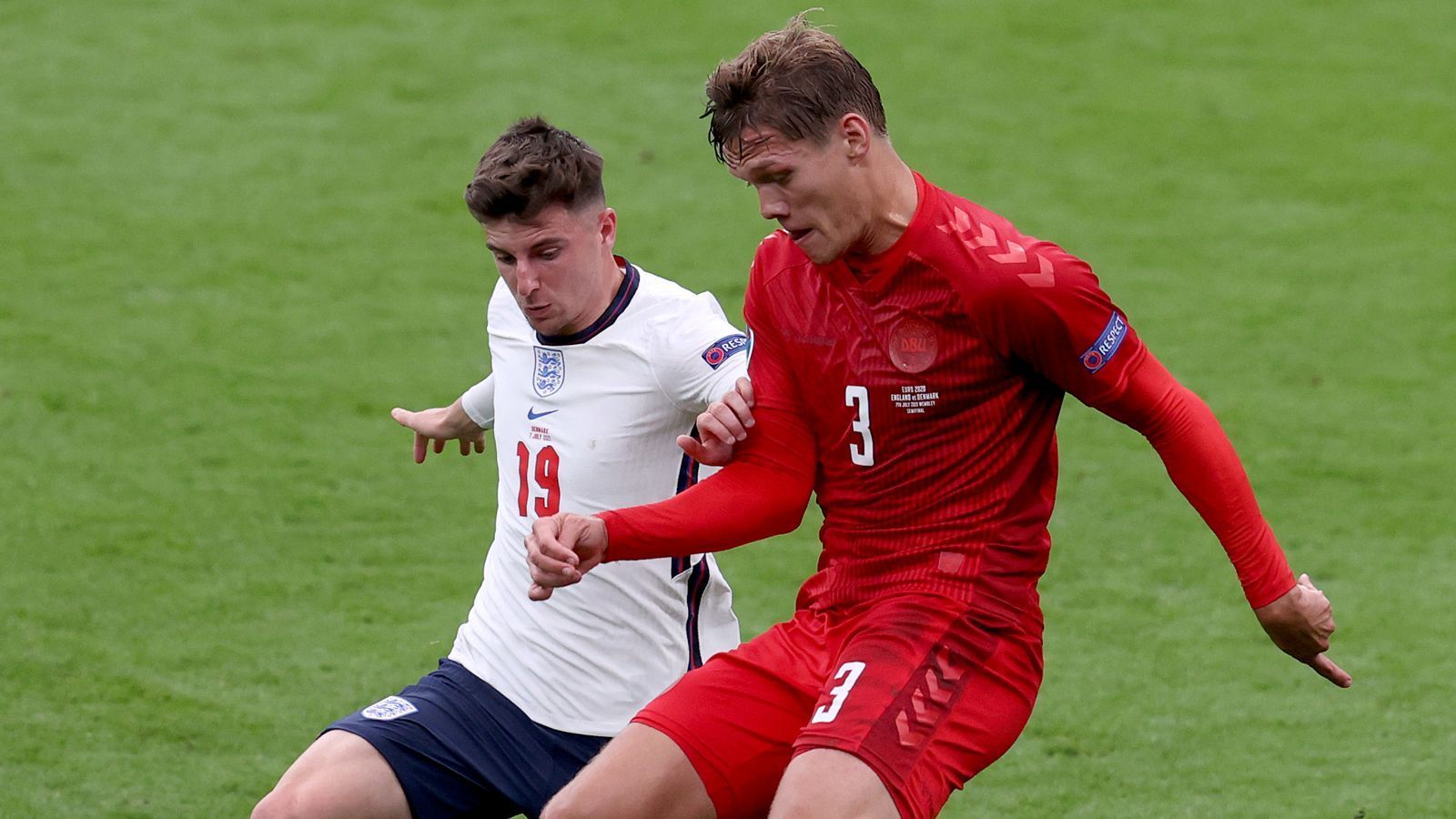 
                <strong>Jannik Vestergaard (Dänemark)</strong><br>
                Einige Male ist der baumlange Abwehrspieler im eigenen Strafraum zur Stelle. So stoppt er viele Angriffsversuche, doch beim Pass auf Saka vor dem 1:1 hebt Vestergaard das Abseits auf. Auch danach im Stellungsspiel nicht immer sicher, manche Aktion wirkt unsauber. Direkt nach dem 1:2 wird der Ex-Bundesligaprofi ausgewechselt. ran-Note: 3
              