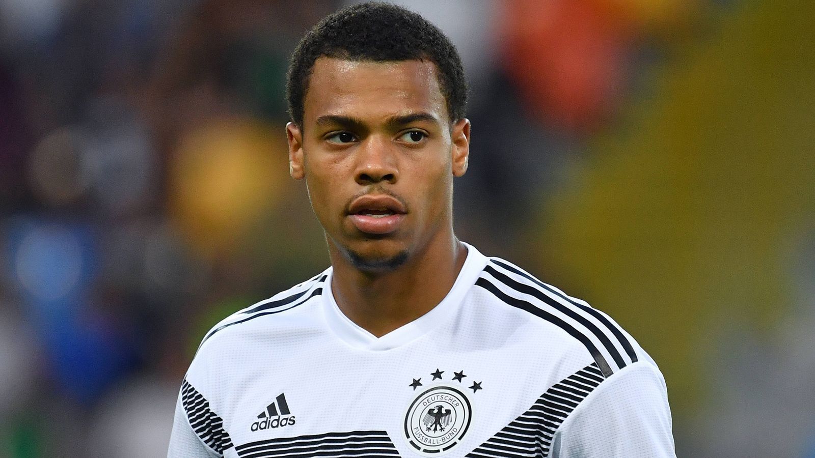 
                <strong>Lukas Nmecha</strong><br>
                Der vom englischen Verband zum DFB gewechselte Nmecha kommt für die Schlussphase anstelle von Richter zu seinem Pflichtspieldebüt für die U21. Der gebürtige Hamburger ist sofort voll da, ein Treffer bleibt ihm aber verwehrt. Ohne Note
              