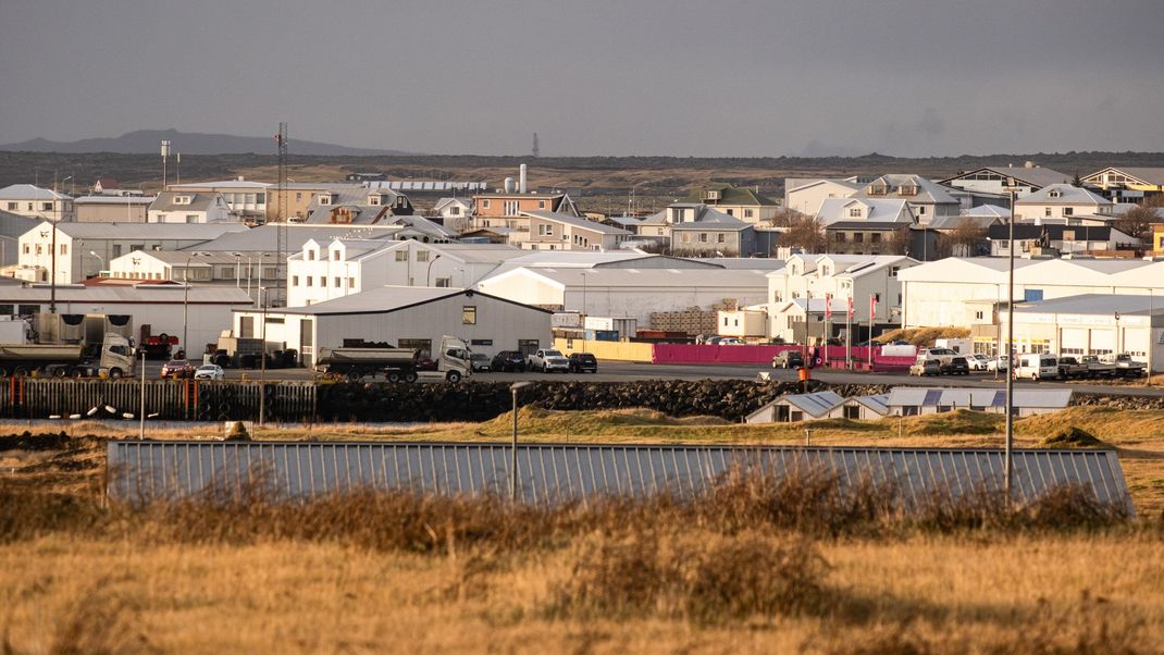 Grindavík auf Island kommt nicht zur Ruhe. Erst wurde die Stadt evakuiert, dann folgte ein Vulkanausbruch, jetzt ist ein Bauarbeiter in eine Vulkanspalte gestürzt.