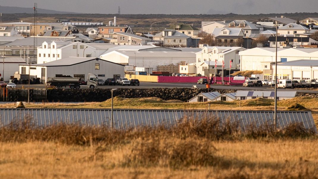 Mann stürzt in Grindavik auf Island in Vulkanspalte