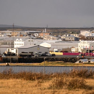 Mann stürzt in Grindavik auf Island in Vulkanspalte