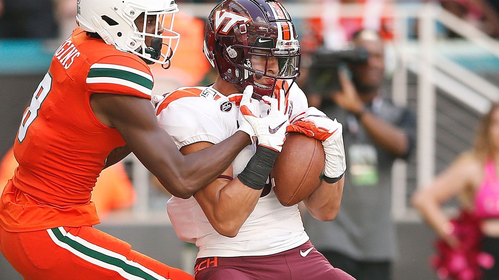 
                <strong>20. Pick: Chicago Bears - Caleb Farley (Cornerback)</strong><br>
                Der Cornerback bringt gute körperliche Voraussetzungen mit und hat 2019 in Coverage stark ausgesehen. Gegnerische Quarterbacks kamen gerade mal auf ein Passer Rating von 26,8, wenn der Ball Richtung Farley flog. Farley wurde lange als bester Cornerback des Drafts gehandelt, ehe eine Offseason-OP ihn zurückwarf. Hat 2020 infolge eines Opt-Outs zudem nicht gespielt.
              