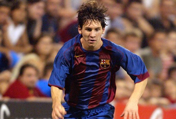 
                <strong>Lionel Messi: 2004</strong><br>
                Mit 17 Jahren wird Messi zum ersten Mal in der Liga eingesetzt. Im Derby gegen Espanyol Barcelona wird er für Deco eingewechselt und spielt zum ersten Mal im Camp Nou. In der Saison kommt er auf sieben Einsätze, schießt ein Tor und wird Meister.
              