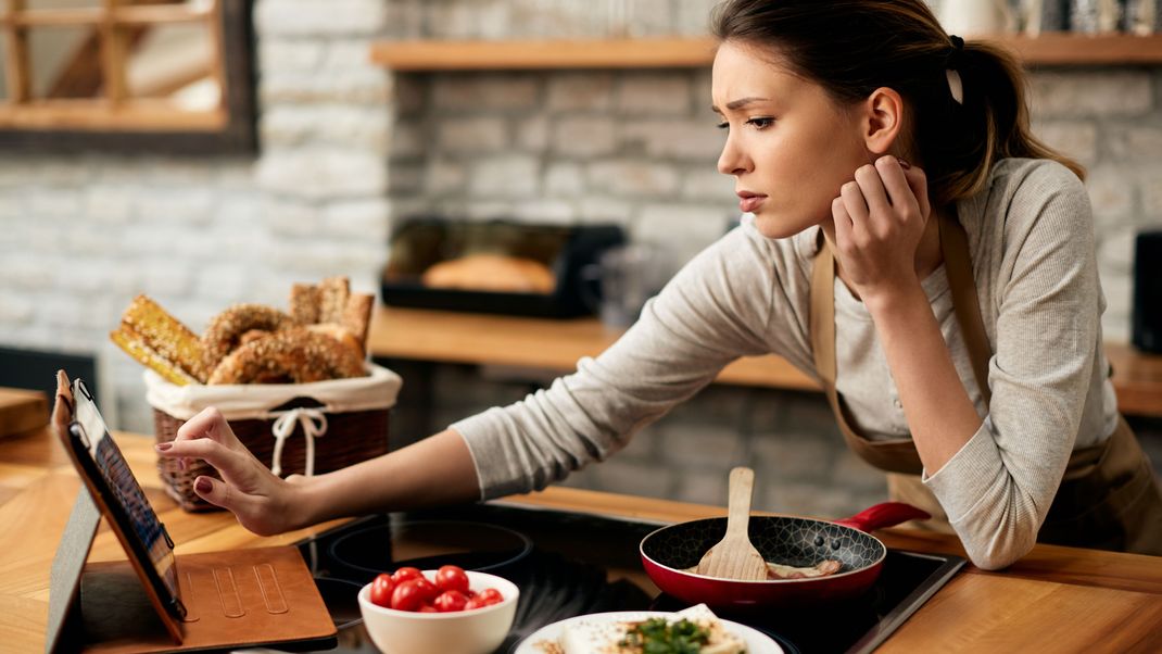 Kochen löst in dir einfach nur Stress aus? Aber du liebst gutes Essen? Unsere Hacks für Kochmuffel werden es dir leichter machen!